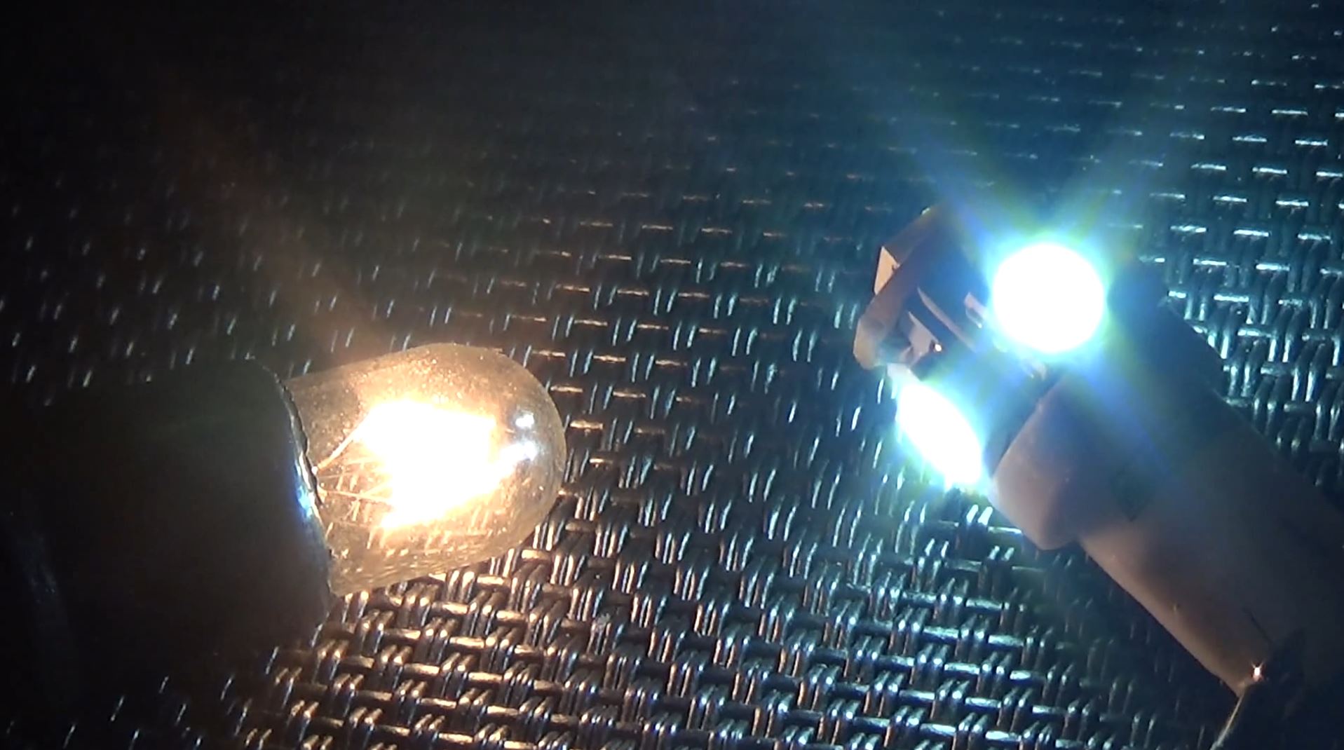 comparaison ampoule LED T10 allumée et ampoule w5w d'origine